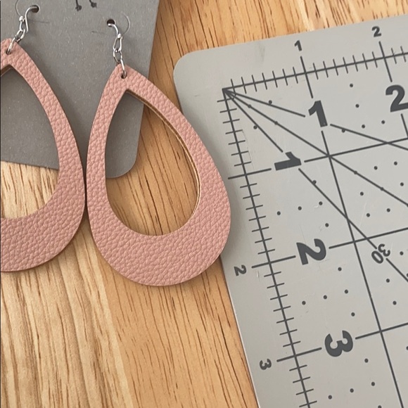 Pink cut leather earrings - Picture 3 of 3